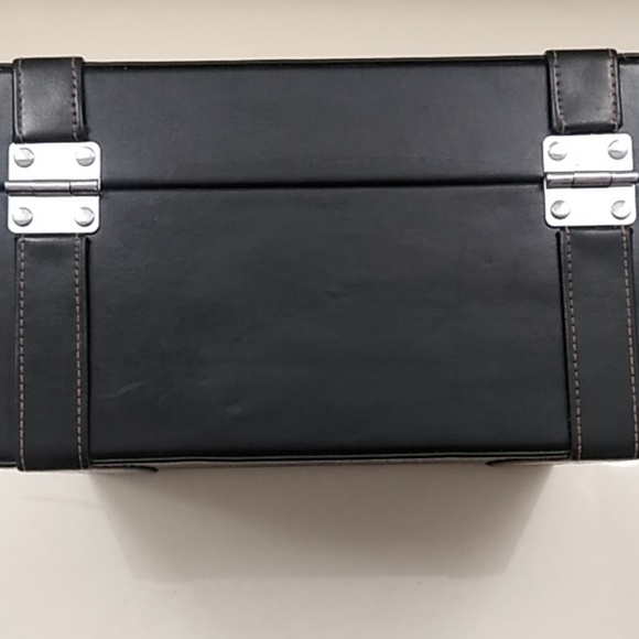 Bobbi Brown leather makeup carrying case - Picture 7 of 8